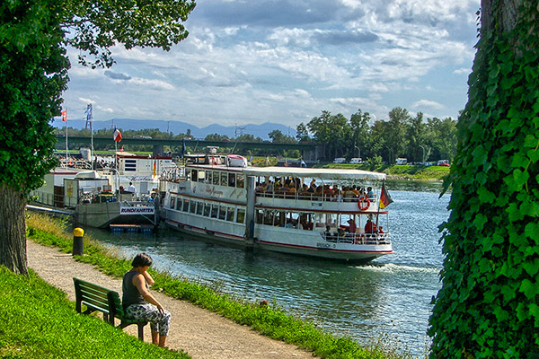 Ausflugsschiffe auf dem Rhein