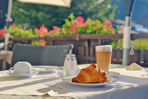 Bei schönem Wetter genießen Sie Ihr Frühstück auf der Sonnenterrasse