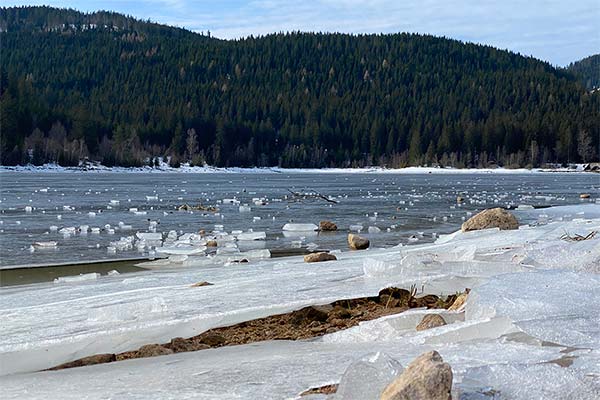 Dicke Eisschicht auf dem Schluchsee