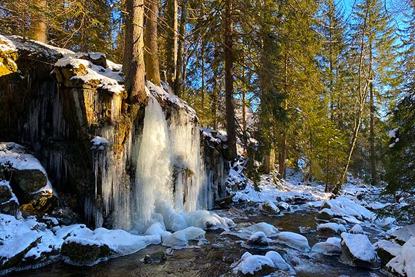 Die Natur schafft die schönsten Kunstwerke - wie diesen vereisten Wasserfall