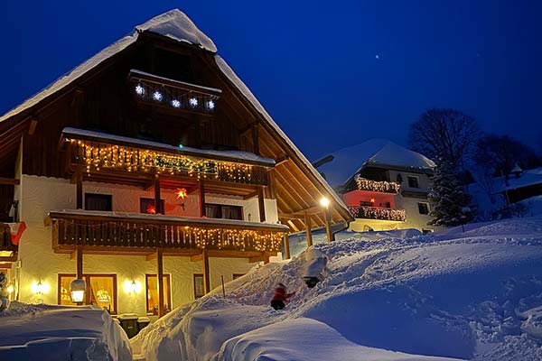 Das Schwarzwald-Hotel Kräutle dick eingeschneit und festlich beleuchtet